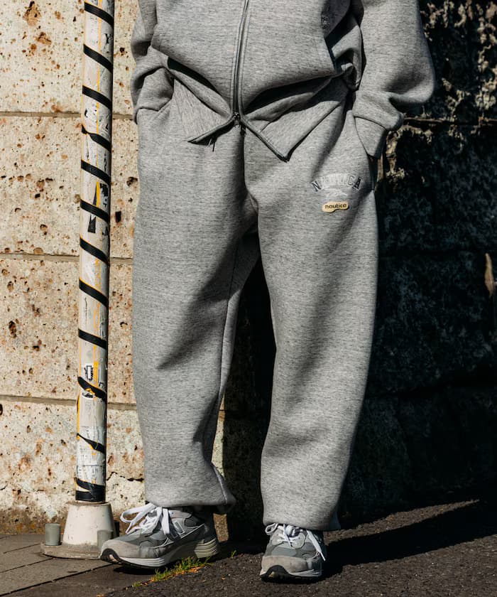 チャコールグレー