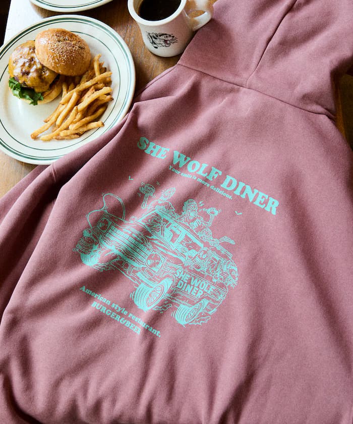SHE WOLF DINER×FREAK'S STORE/シーウルフダイナー 別注 寬版背印花 PO連帽衫【限定展開】