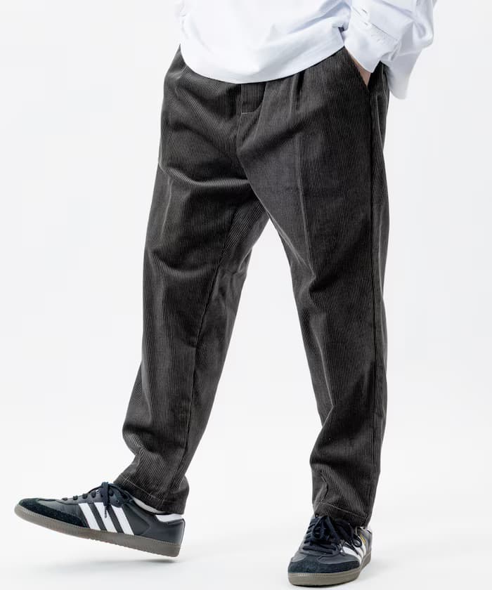 チャコールグレー