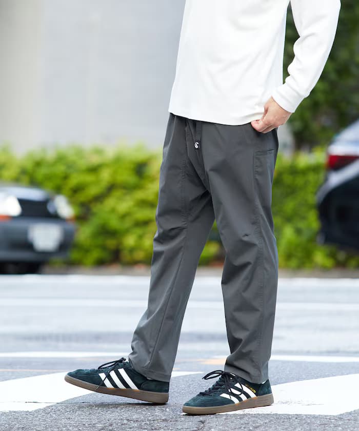 チャコールグレー