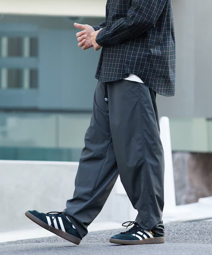 チャコールグレー