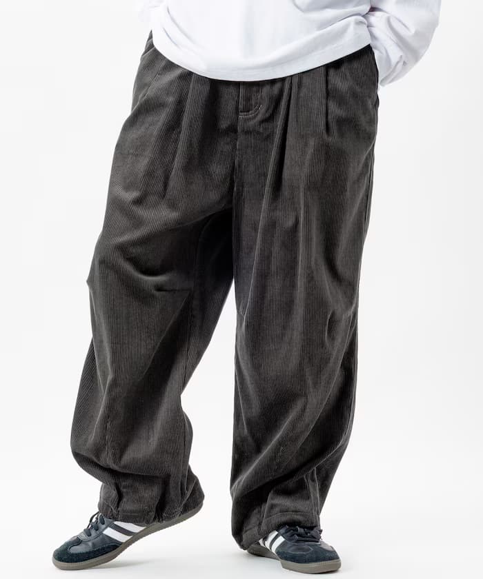 チャコールグレー