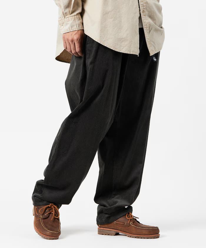 チャコールグレー