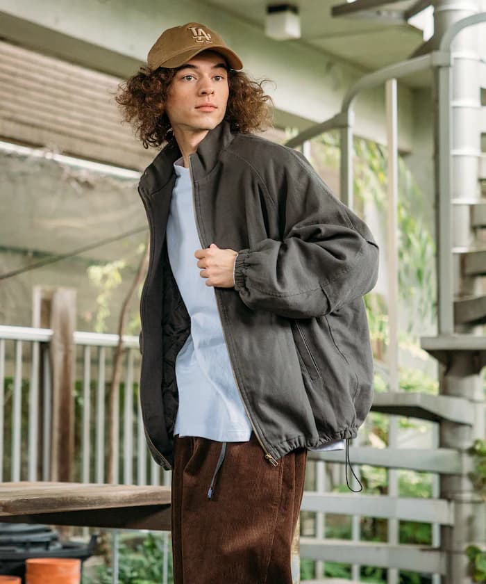 チャコールグレー