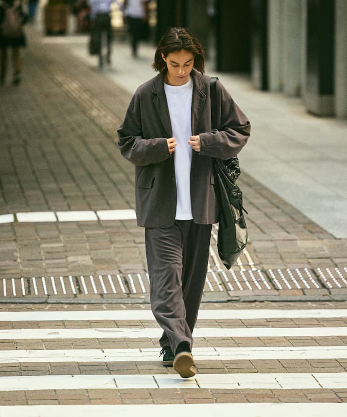 チャコールグレー