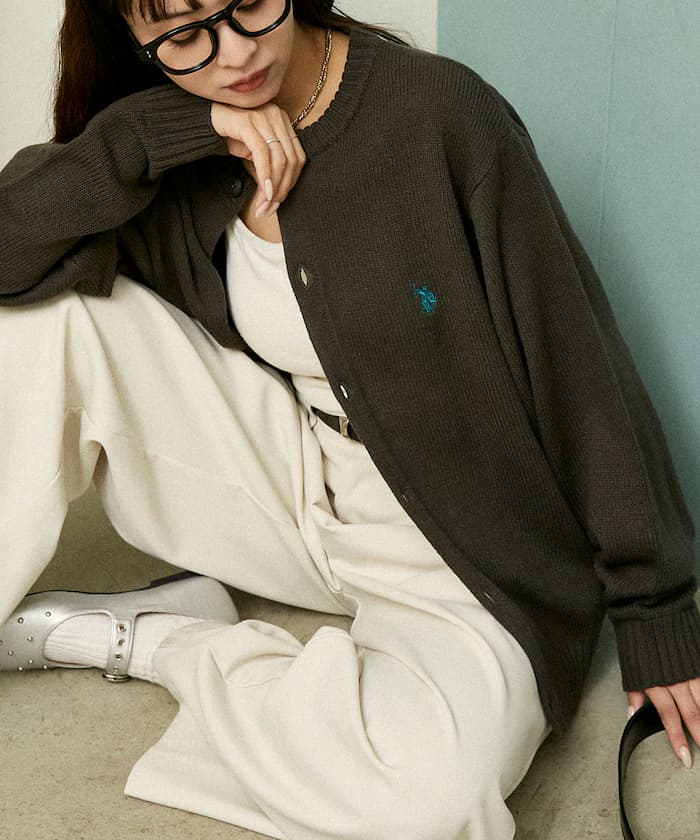 チャコールグレー