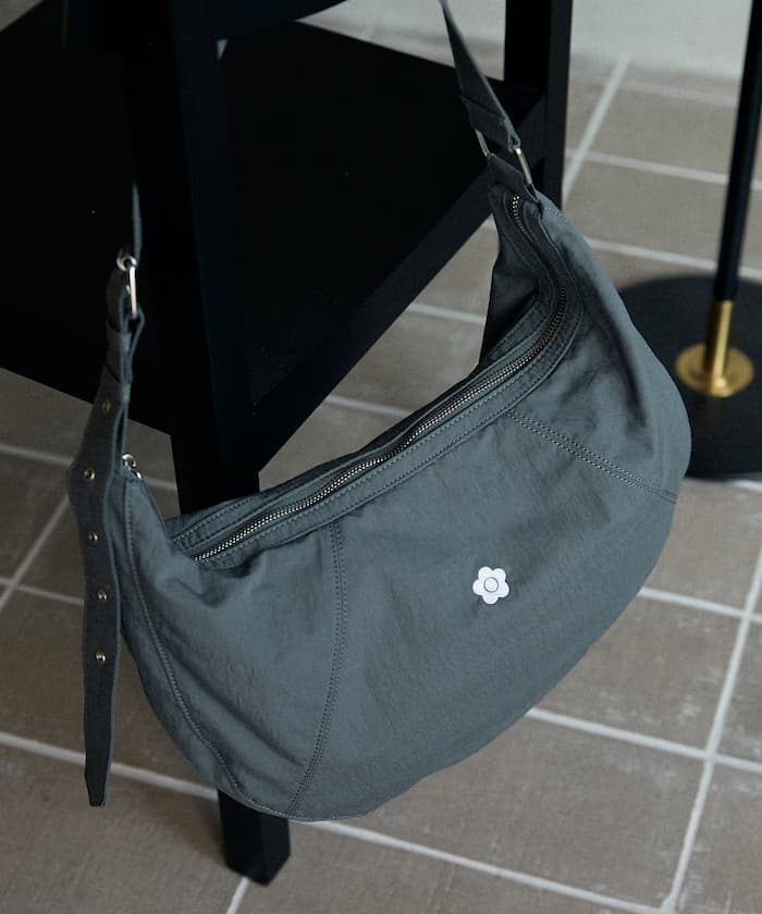 チャコールグレー