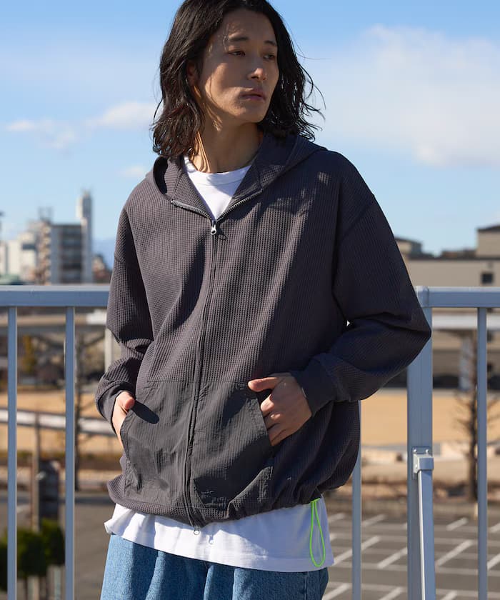 チャコールグレー