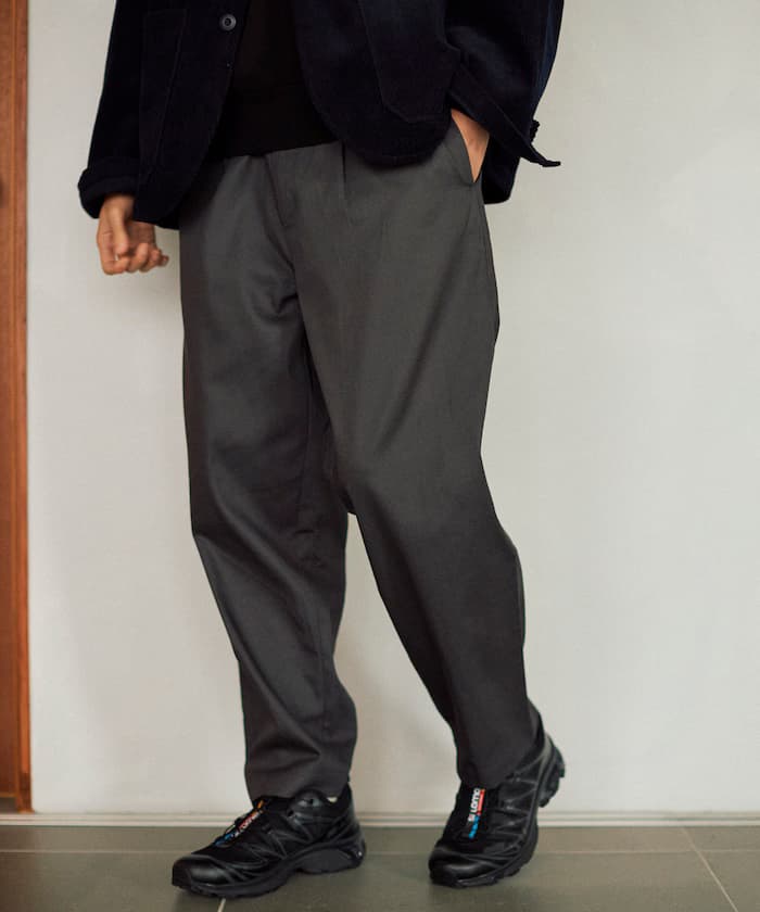 チャコールグレー