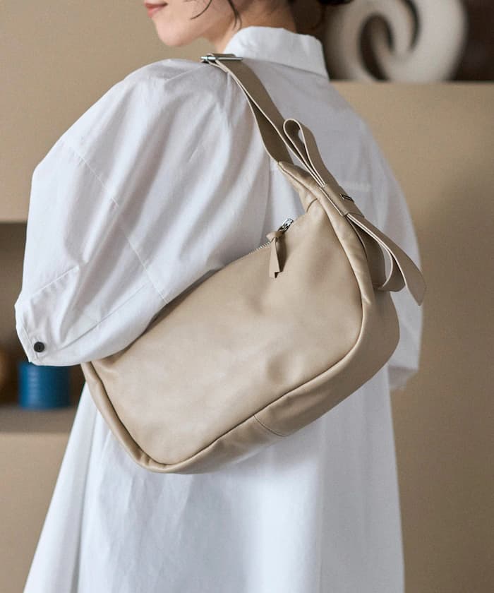 皮革 ハーフムーン 側背包 / 牛革 / 撥水皮革